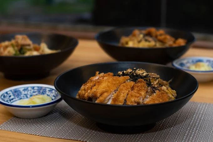 Interior elegante del restaurante asiático UFO